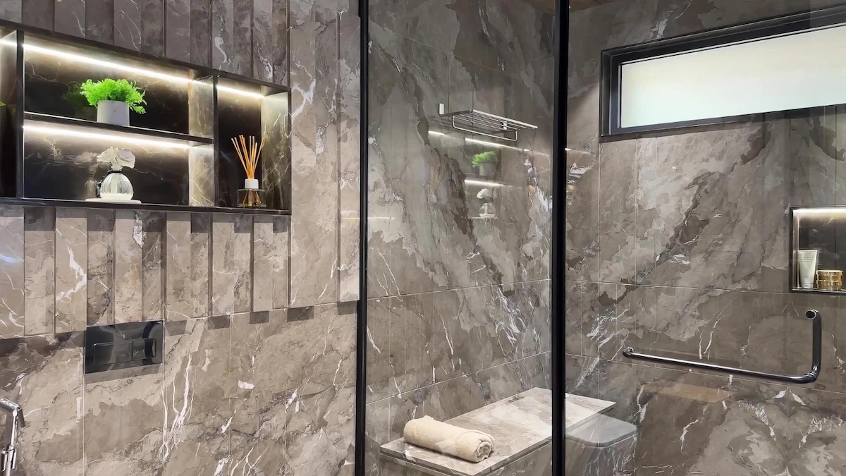 Luxurious Marble Walls in the Bathroom